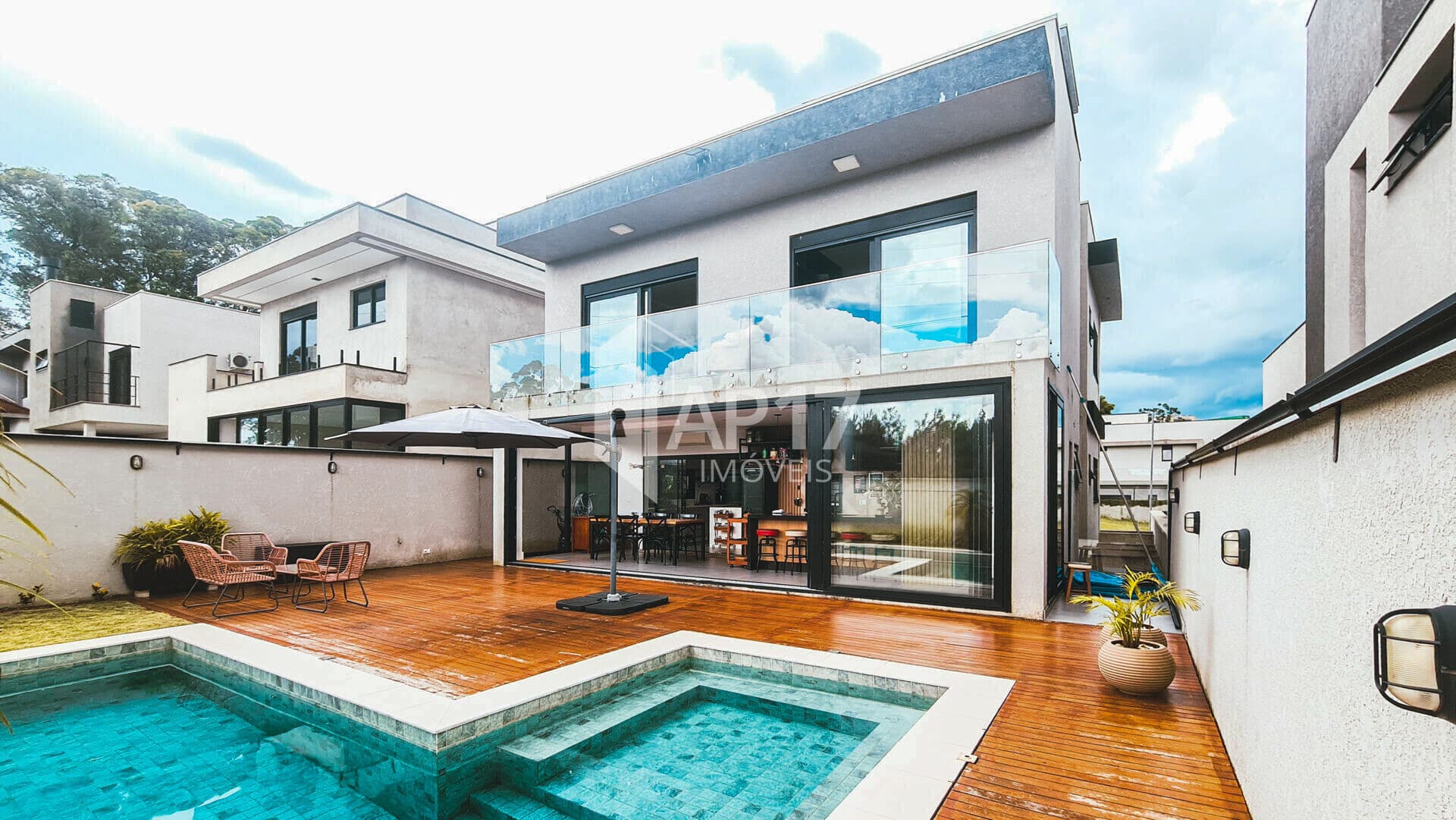 Casa em Condomínio, com 300m² privativos, 3 suítes, 4 vagas | Porteira Fechada
