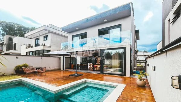Casa em Condomínio, com 300m² privativos, 3 suítes, 4 vagas | Porteira Fechada