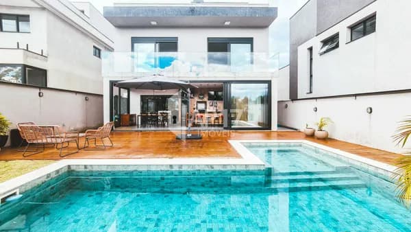 Casa em Condomínio, com 300m² privativos, 3 suítes, 4 vagas | Porteira Fechada