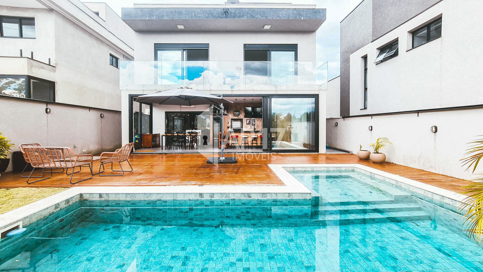 Casa em Condomínio, com 300m² privativos, 3 suítes, 4 vagas | Porteira Fechada