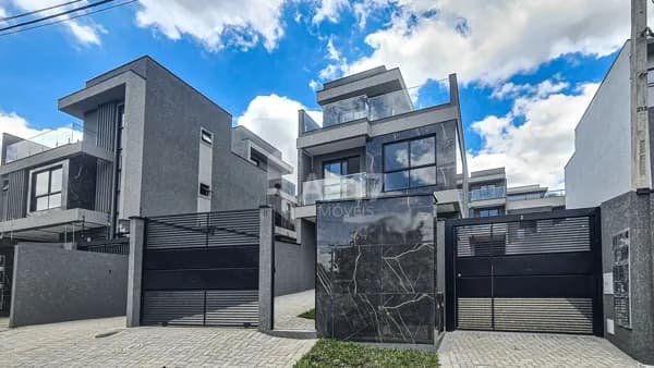 Triplex em condomínio fechado, NOVO, 3 quartos, com ático, área externa e entradas independentes