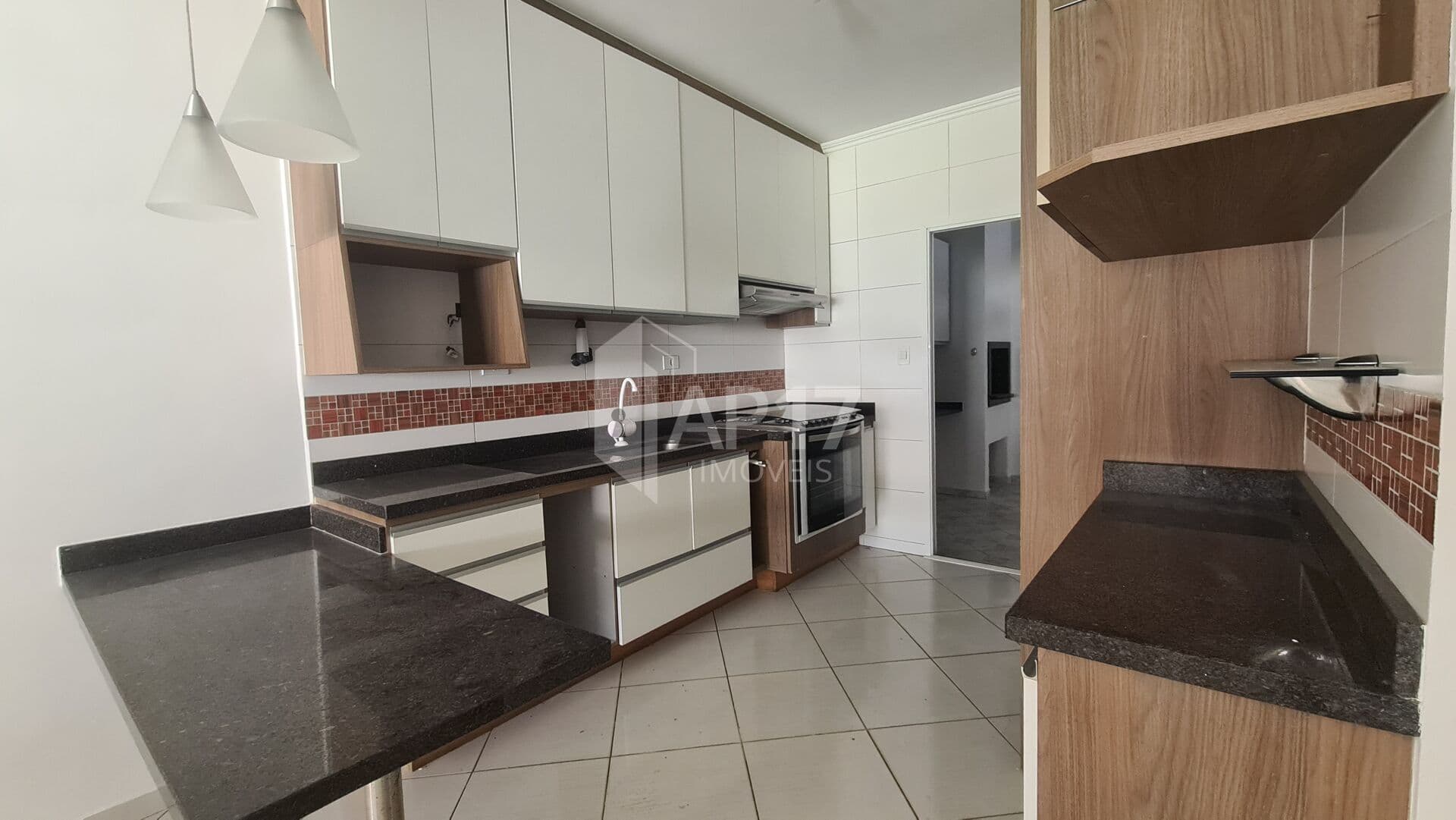 Casa 2 Quartos com Área Gourmet e Amplo Terreno - Colombo