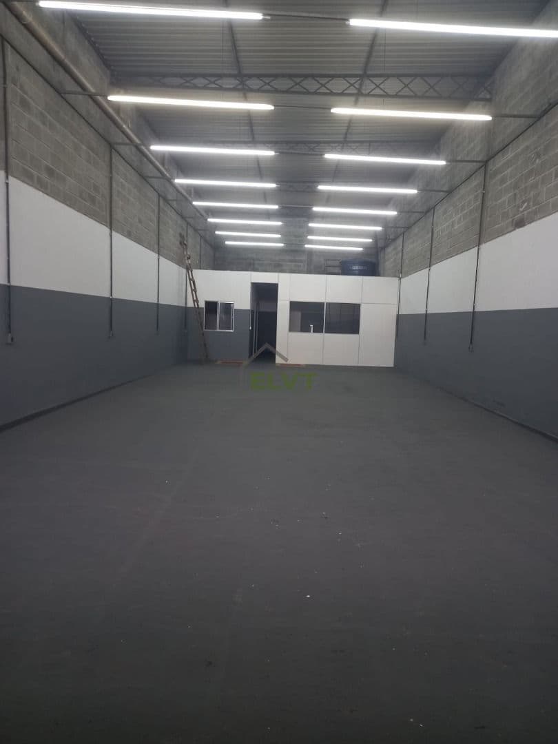Galpão à venda no Jardim Santo Estêvão com 225m²