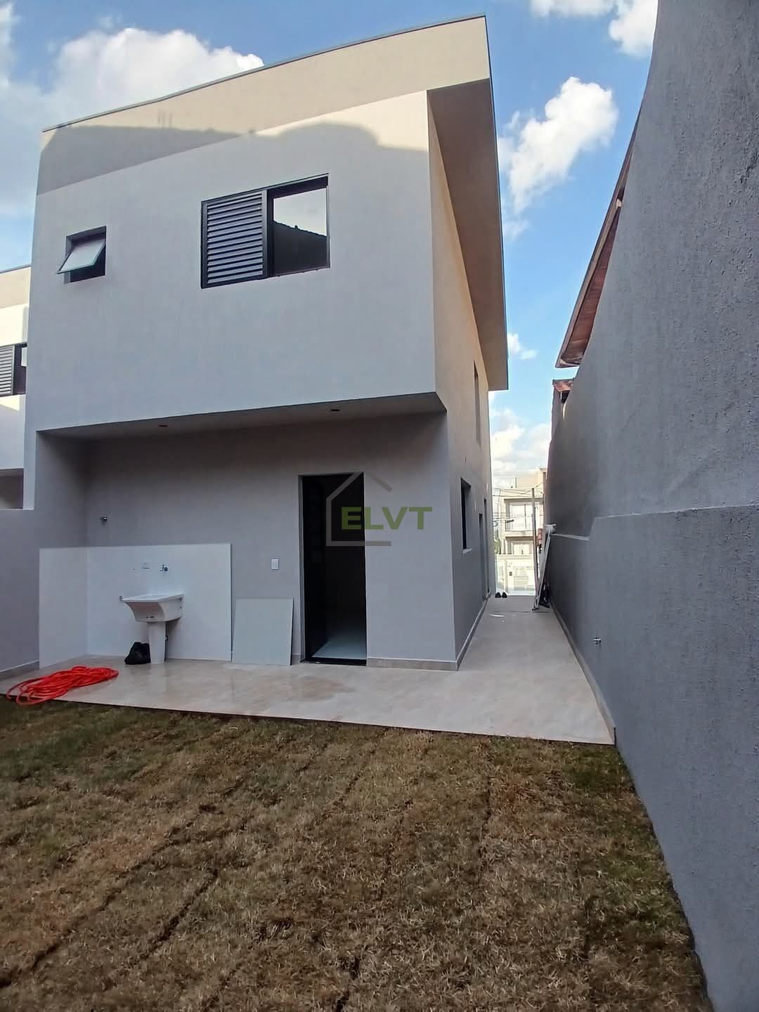 Sobrado em Condomínio à venda no bairro Jardim Rio das Pedras em Cotia/SP com 2 quartos