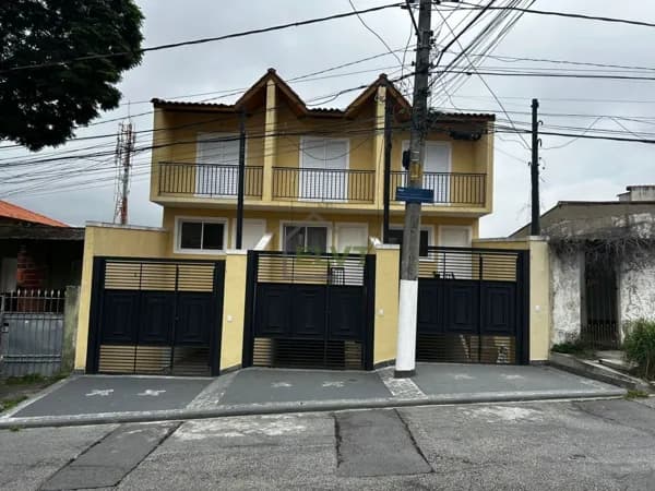 Sobrado à venda no Jardim Ester Yolanda com 3 quartos