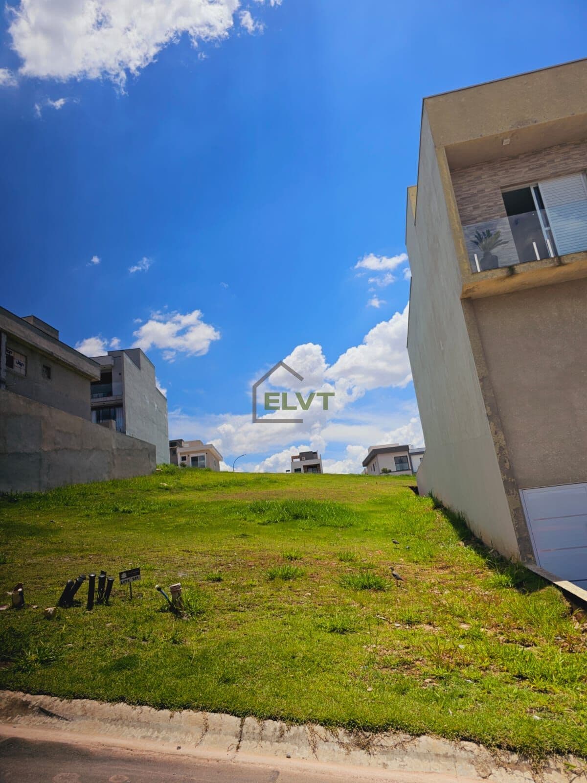 Terreno à venda no Granja Viana com 168m²