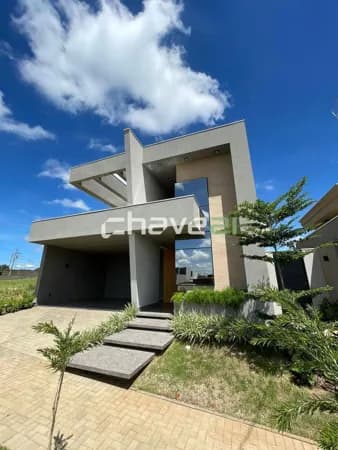 CASA MODERNA COM PLACA SOLAR, 3 SUÍTES E PÉ-DIREITO ALTO