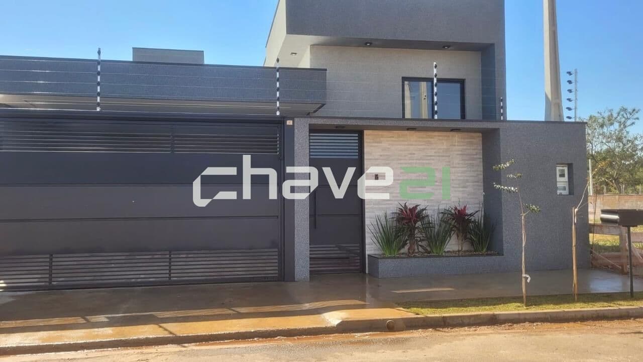 CASA MODERNA COM PISCINA NA ZONA SUL – EXCELENTE LOCALIZAÇÃO