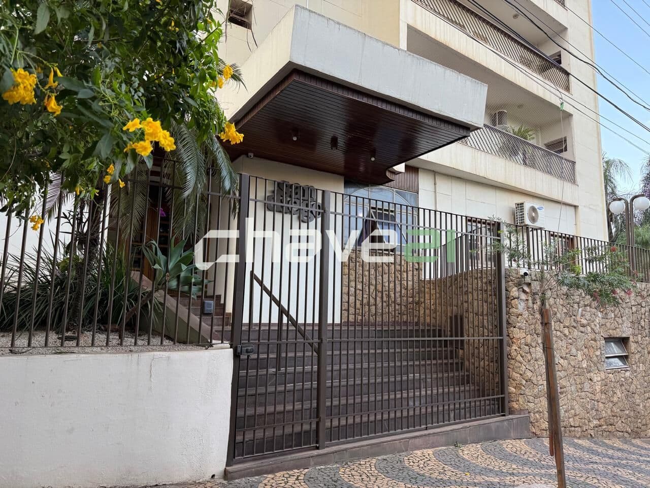 APARTAMENTO EM LOCALIZAÇÃO PRIVILEGIADA NA AV. ALBERTO ANDALÓ – CONFORTO, PRATICIDADE E SEGURANÇA