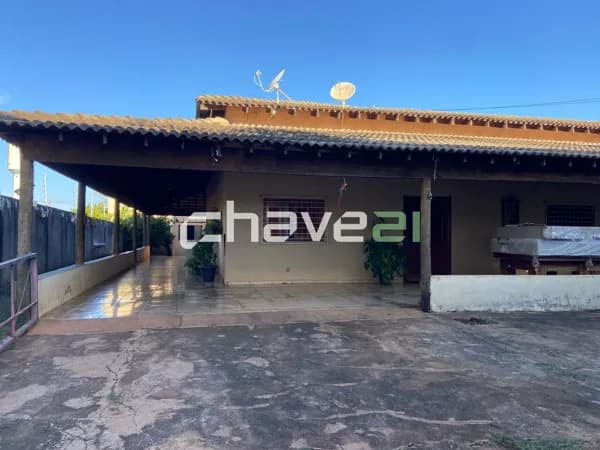 EXCEPCIONAL CHÁCARA COM BARRACÃO E ÁREA DE LAZER COMPLETA
