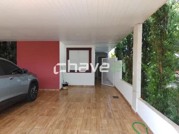 EXCELENTE CASA EM CONDOMÍNIO FECHADO – 3 DORMITÓRIOS, ÁREA GOURMET E GARAGEM COBERTA PARA 3 CARROS