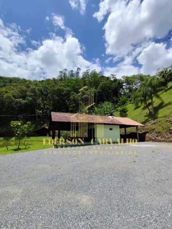 SÍTIO À VENDA - PRONTO PARA MORADIA E LAZER - ACEITA ENTRADA DE 250 MIL E PARCELAS