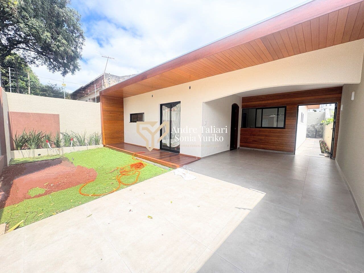 Casa Térrea reformada 3 dormitórios (1 suíte) piscina, churrasqueira.