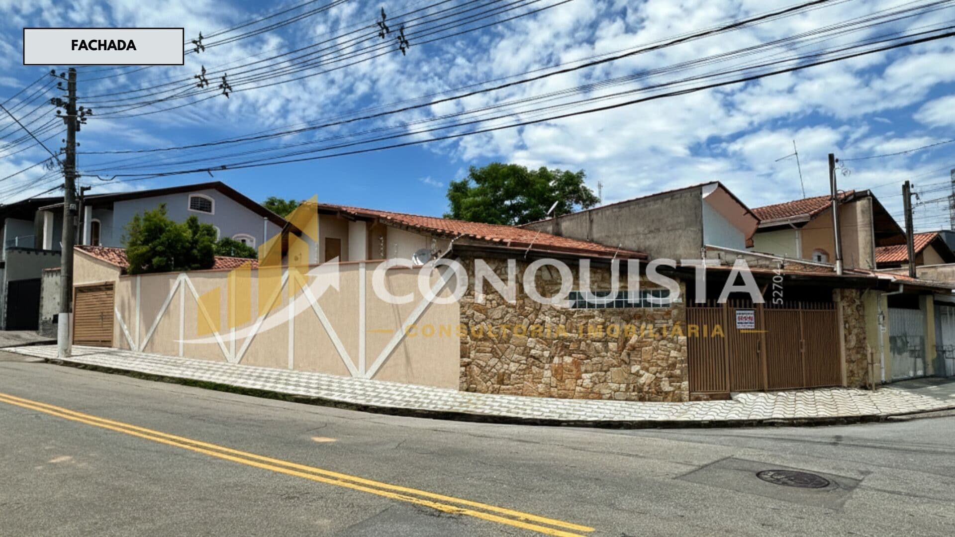 Casa térrea de esquina no bairo Cidade Jardim / Jardim Paulista Taubaté/SP