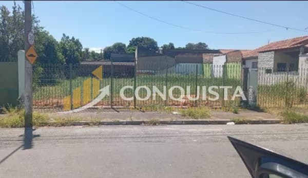 Área 640m² na Estiva em Taubaté – Ideal para prédio ou galpão | Frente praça