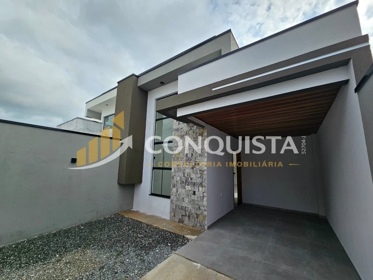 Casa térrea com 94m², 3 dormitórios e quintal no Quinta de Santa Cruz em Taubaté/SP