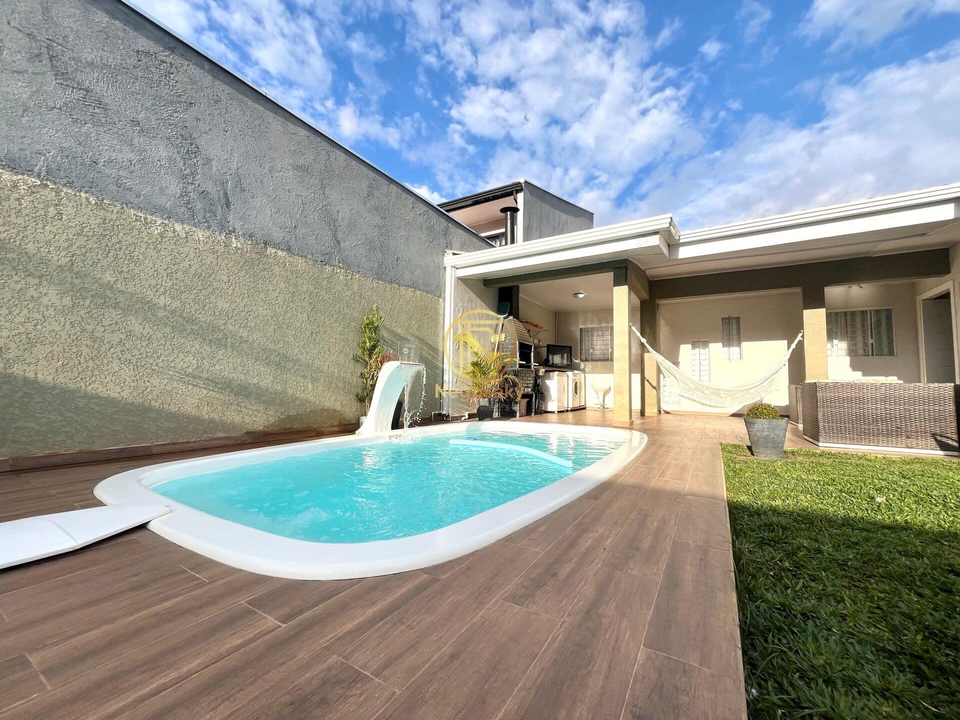 Casa com 03 quartos e piscina no bairro Aviação .