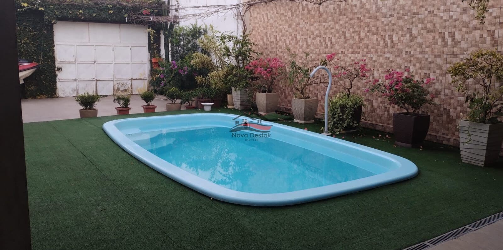 Casa com piscina divisa São Sebastião , Caraguatatuba-SP