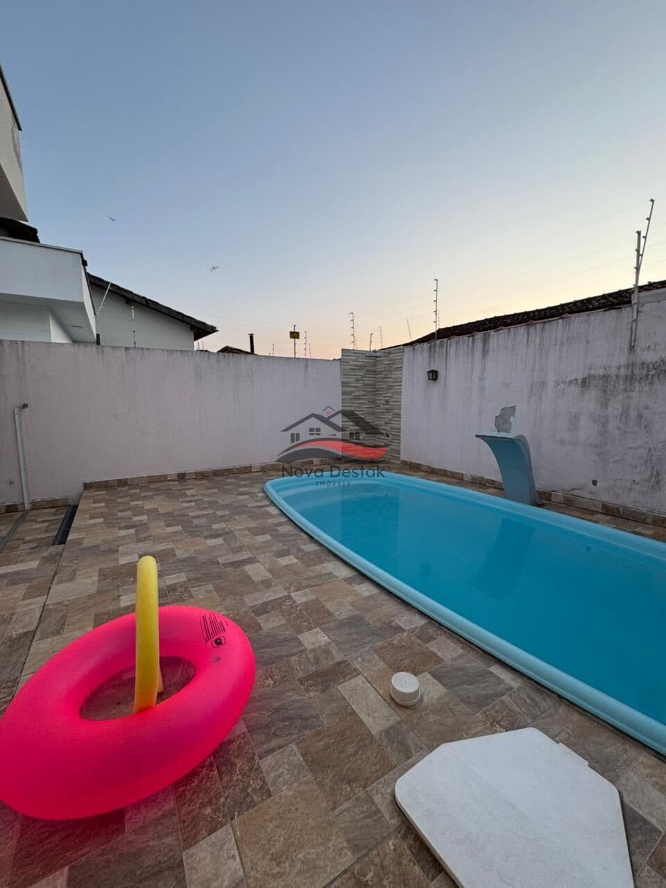 Casa à Venda no bairro do Morro do Algodão em Caraguatatuba, SP - Duas suítes e Piscina em 180m² de terreno