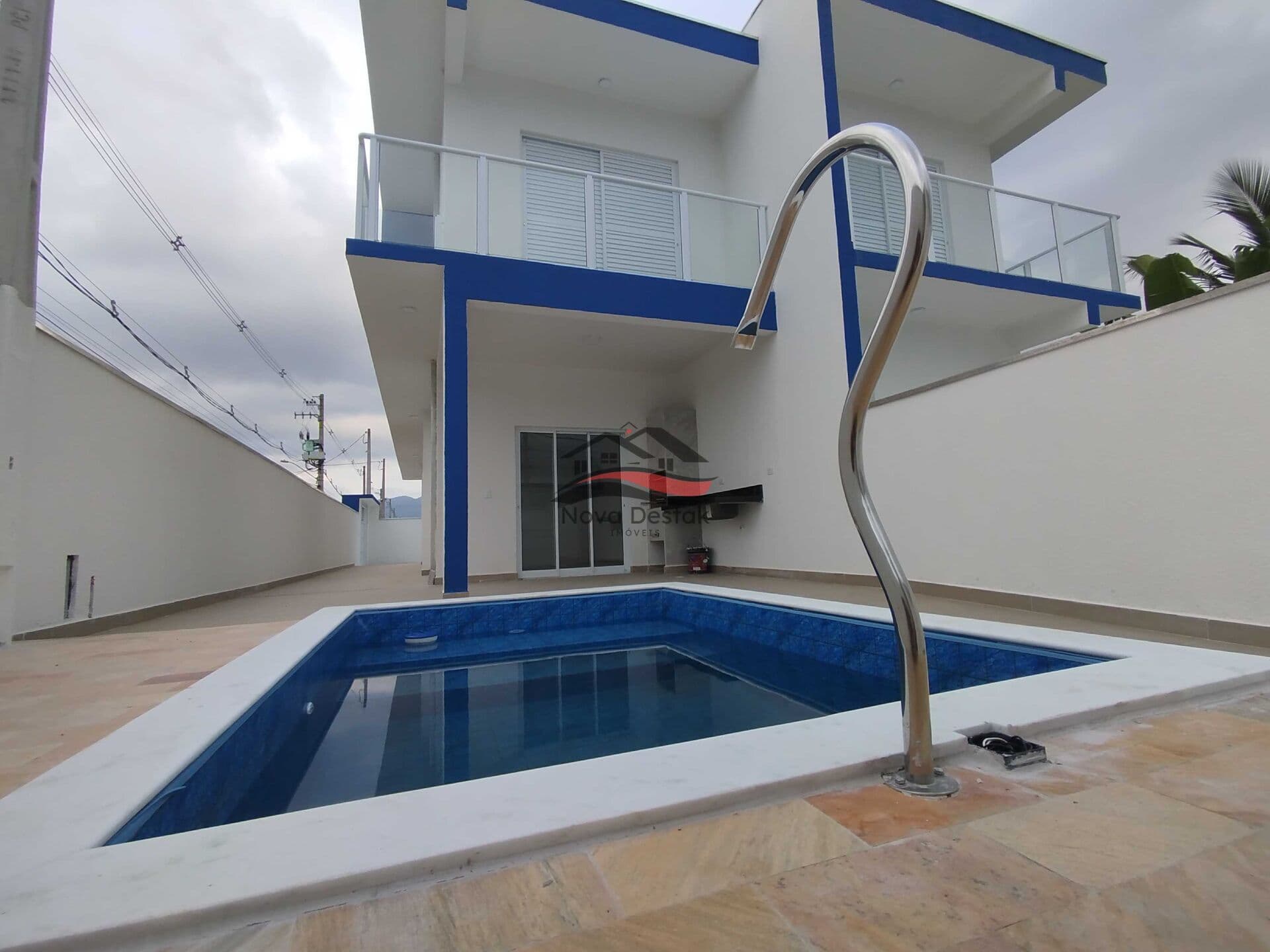 SOBRADO COM 3 QUARTOS E PISCINA EM CARAGUATATUBA-SP