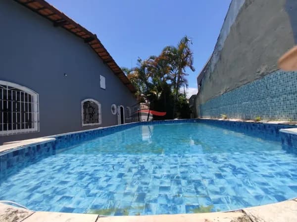 Casa com 3 dormitorios, piscina, 200m da Praia das Palmeiras - Caraguatatuba/SP