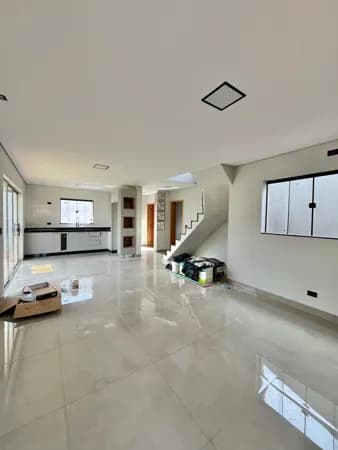 Sobrado à venda no bairro Residencial Ville de France em Ourinhos/SP