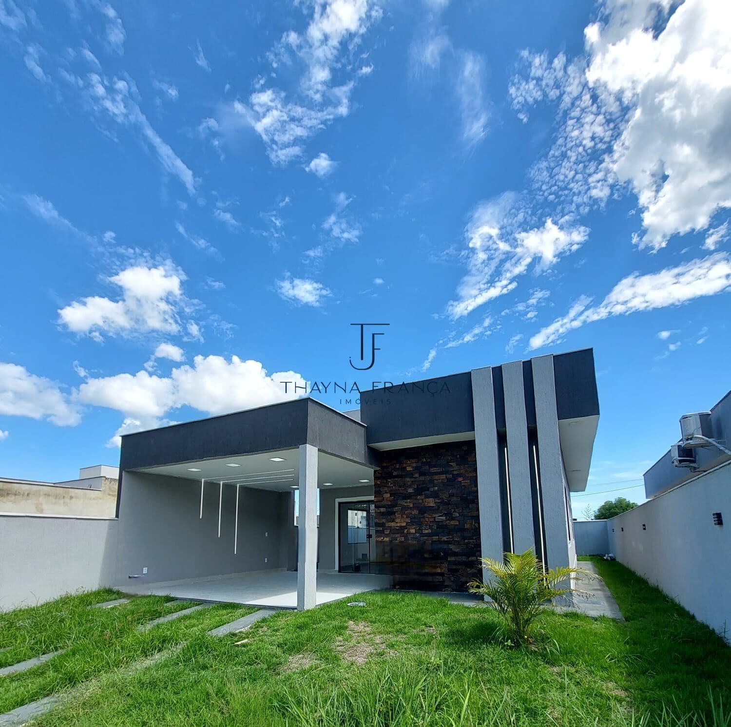 Casa com 2 suítes em Condomínio