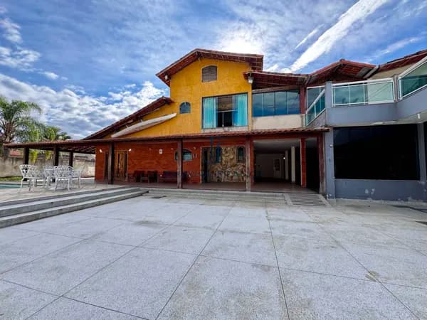 Casa com Dois Terrenos