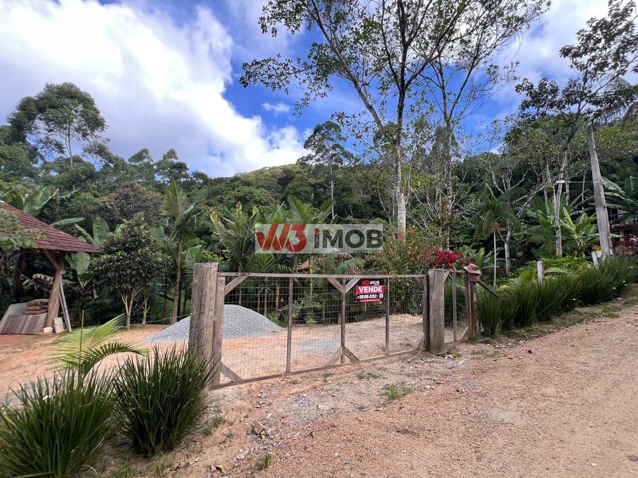 SÍTIO EM CAMBORIU, NO CAMINHO DO PICO DA PEDRA