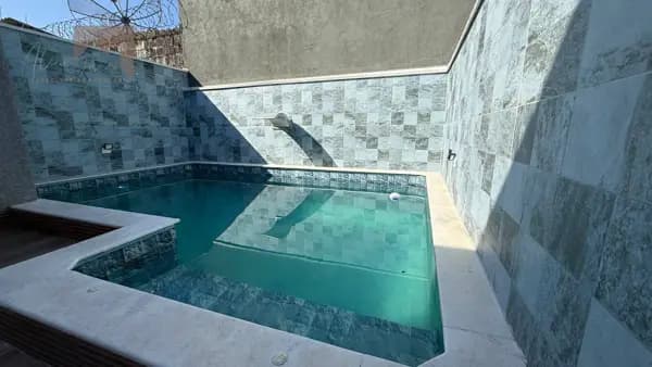 Casa com móveis planejados, piscina e ótimo acabamento à venda em Peruíbe