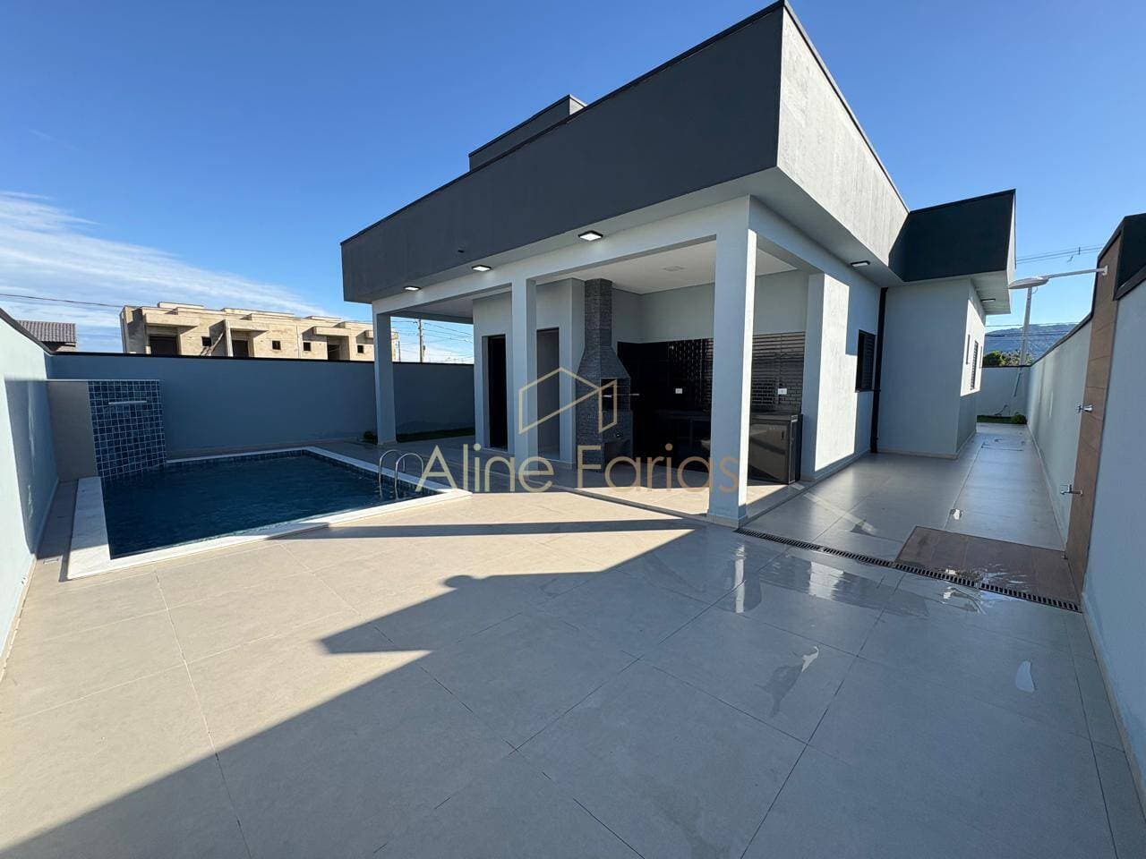 Casa nova de alto padrão com piscina, área gourmet e 4 vagas à venda em Peruíbe