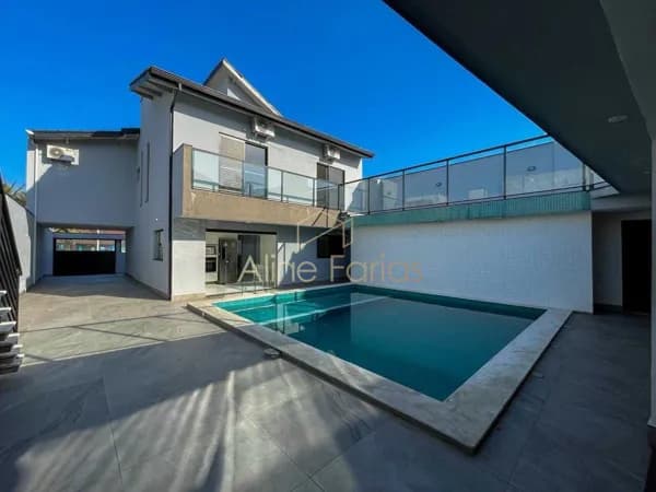 Casa conceito no litoral com projeto amplo, suítes avarandadas, piscina e área gourmet de alto nível à venda em Peruíbe