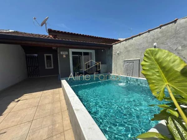 Casa ampla e sofisticada com garagem coberta, piscina e espaços integrados à venda em Peruíbe