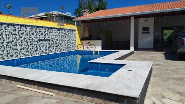 Casa com suíte, jardim de inverno e conforto em terreno de 350 m² à venda em Peruíbe