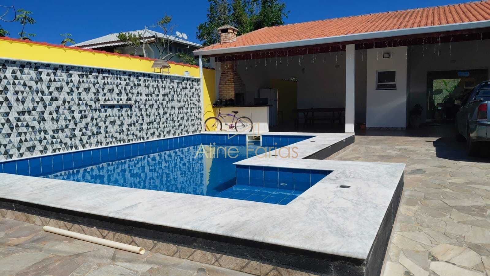 Casa com suíte, jardim de inverno e conforto em terreno de 350 m² à venda em Peruíbe