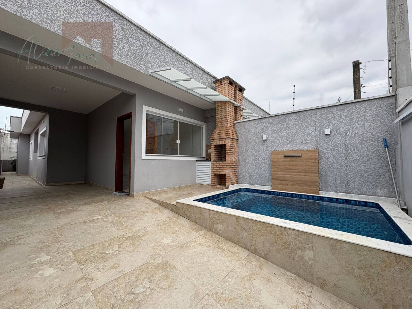 Casa nova com suíte, piscina e área gourmet à venda em Peruíbe
