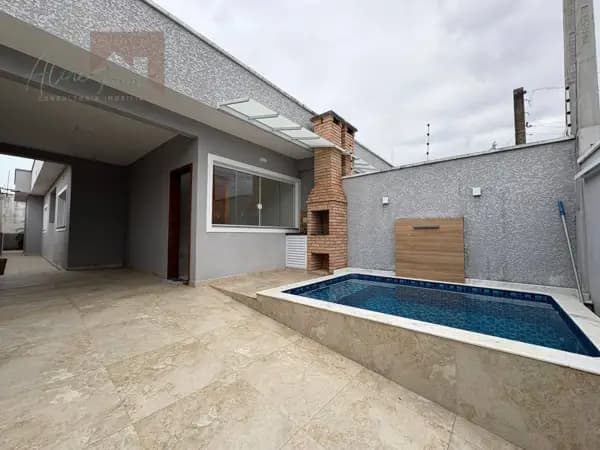 Casa nova com suíte, piscina e área gourmet à venda em Peruíbe