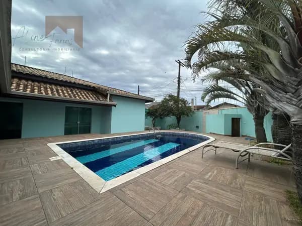 Casa com suíte avarandada e amplo espaço à venda em Peruíbe