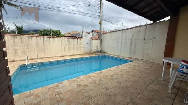 Casa com piscina, área gourmet e excelente potencial à venda em Peruíbe