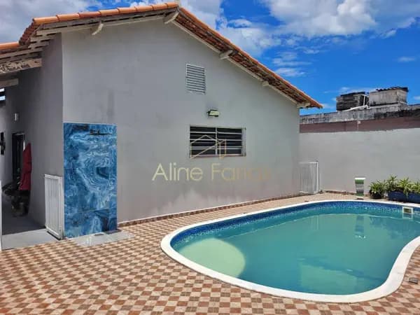 Casa com piscina, edícula e amplo quintal à venda em Peruíbe