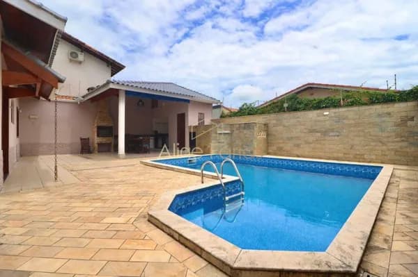 Casa aconchegante com 3 dormitórios, 2 suítes e lazer completo integrado à venda em Peruíbe