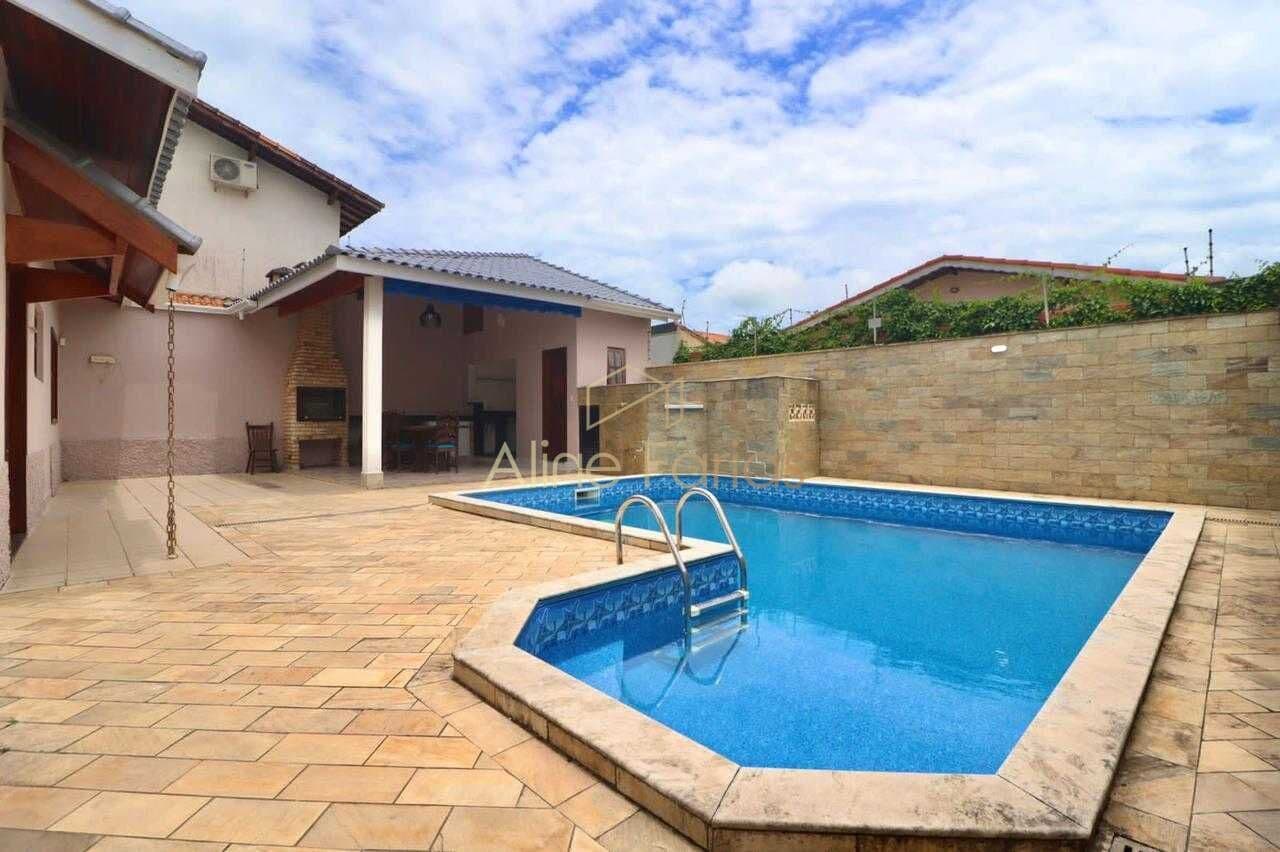 Casa aconchegante com 3 dormitórios, 2 suítes e lazer completo integrado à venda em Peruíbe