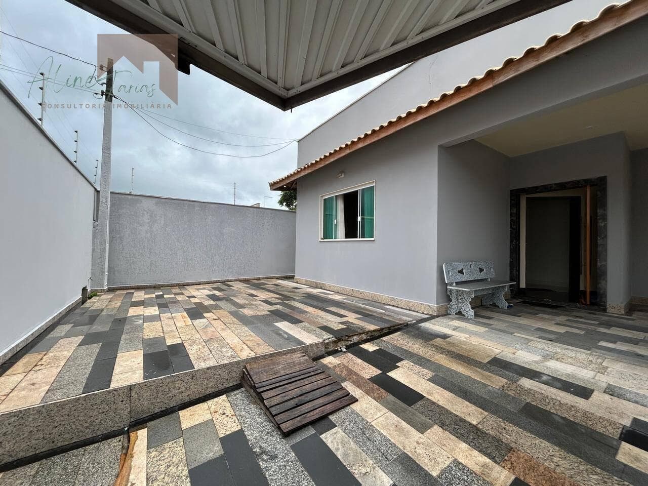 Casa com acabamento em granito à venda em Peruíbe