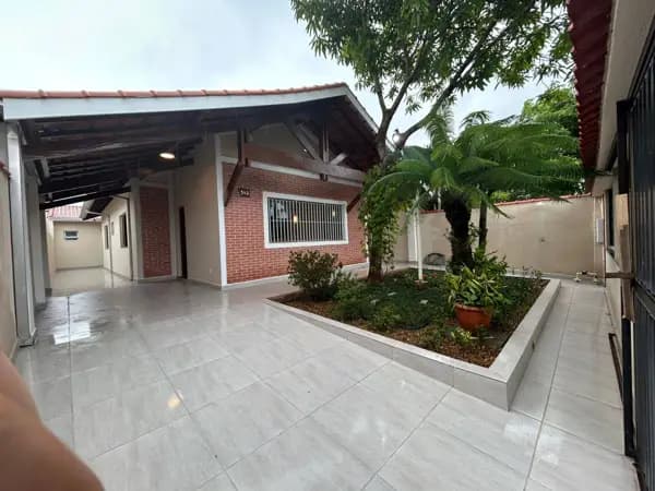 Casa com ótimo terreno e edícula à venda em Peruíbe