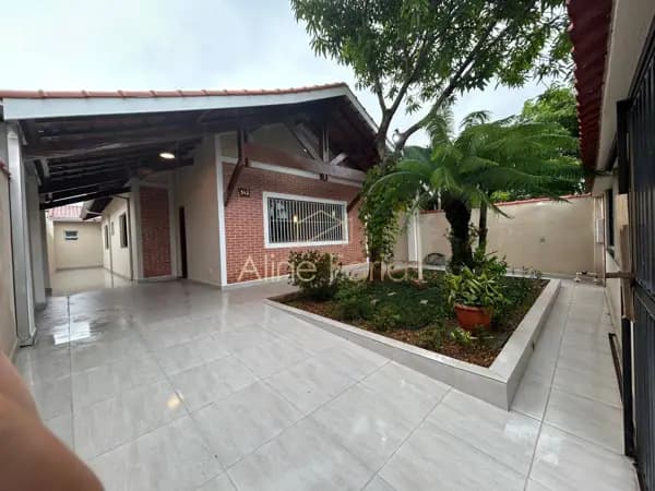 Casa com ótimo terreno e edícula à venda em Peruíbe