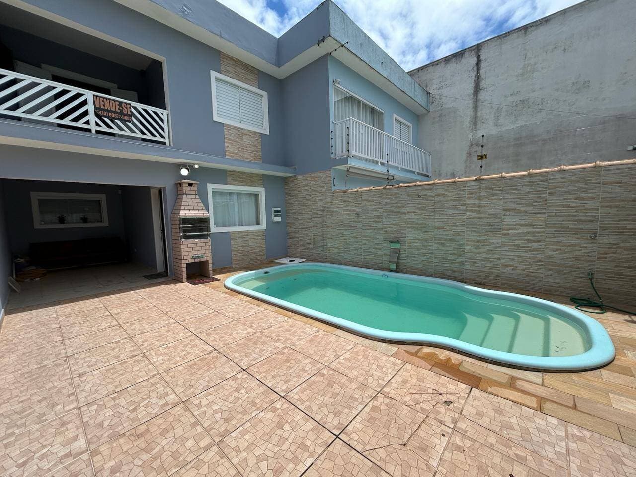 Sobrado com 2 suítes, piscina e a 350 metros do mar à venda em Peruíbe