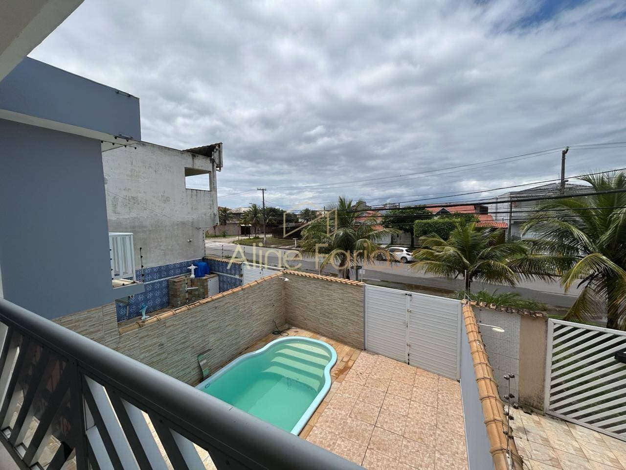 Sobrado com 2 suítes, piscina e a 350 metros do mar à venda em Peruíbe