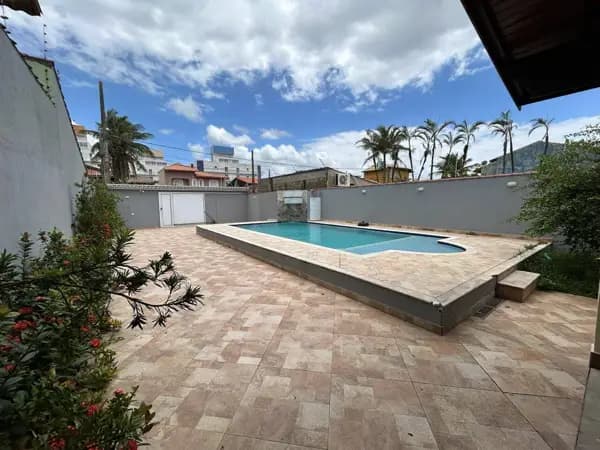 Sobrado próximo ao mar à venda em Peruíbe