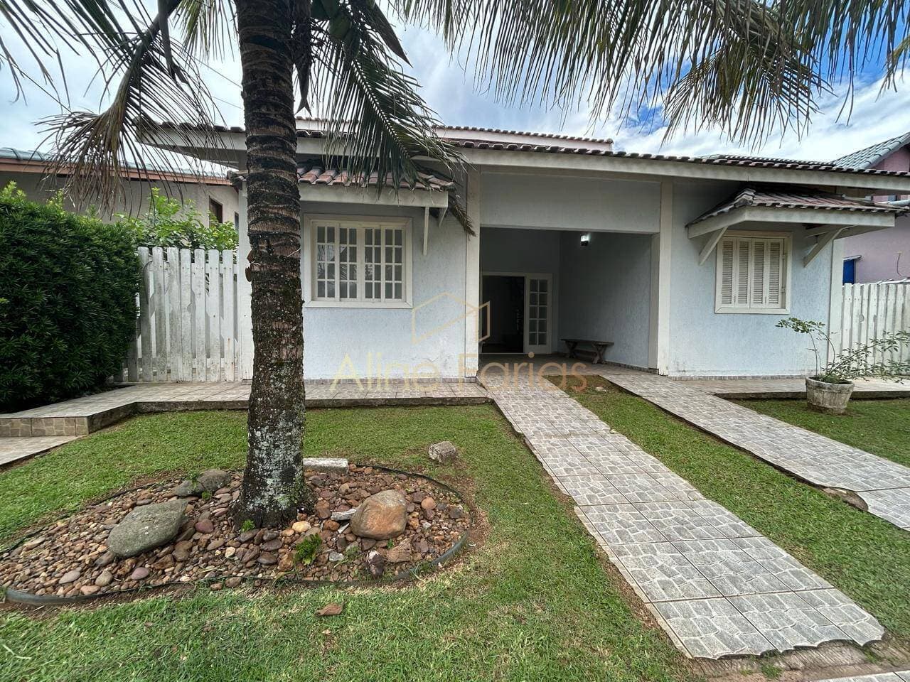 Casa com mezanino, piscina e ambientes amplos à venda em Peruíbe