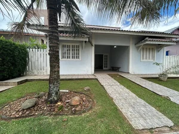 Casa com mezanino, piscina e ambientes amplos à venda em Peruíbe